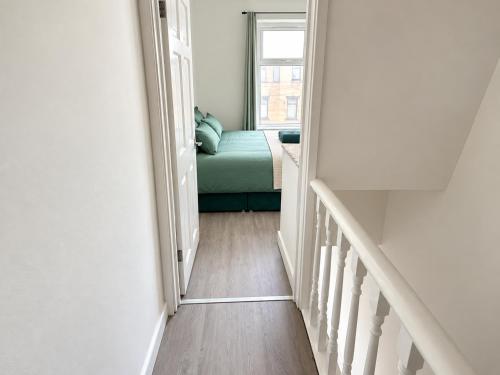Family & Group 3BR Stay for 11 - Full Kitchen, Fast WiFi & Private Backyard - Convenient Wakefield L in Dewsbury