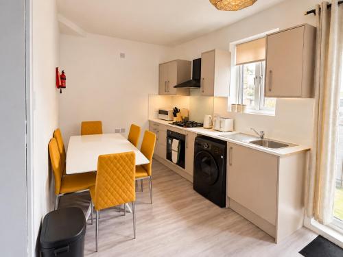 köök, Family & Group 3BR Stay for 11 - Full Kitchen, Fast WiFi & Private Backyard - Convenient Wakefield L in Dewsbury