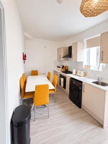 Family & Group 3BR Stay for 11 - Full Kitchen, Fast WiFi & Private Backyard - Convenient Wakefield L in Dewsbury