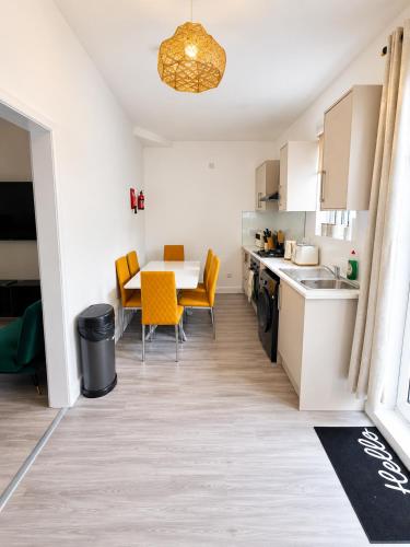 Family & Group 3BR Stay for 11 - Full Kitchen, Fast WiFi & Private Backyard - Convenient Wakefield L in Dewsbury