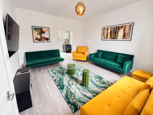 Shared lounge/TV area, Space to Reconnect-Family & Groups-3BR Stay for 11 - Full Kitchen, Fast WiFi & Private Backyard - Co in Dewsbury