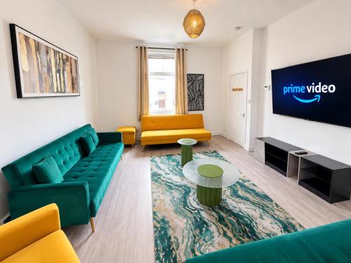 Family & Group 3BR Stay for 11 - Full Kitchen, Fast WiFi & Private Backyard - Convenient Wakefield L in Dewsbury