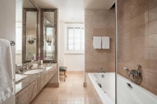 Bathroom, Beverly Wilshire, A Four Seasons Hotel in Los Angeles (CA)