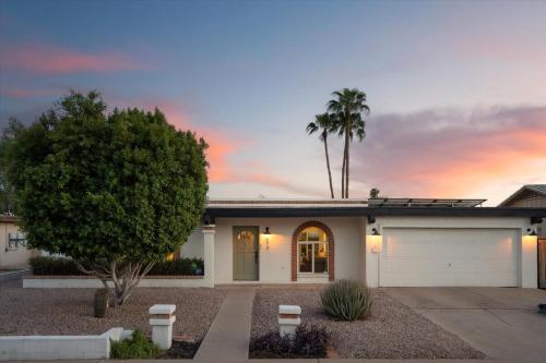 Three Palms Ranch - Private Pool & Hot Tub in شاندلر