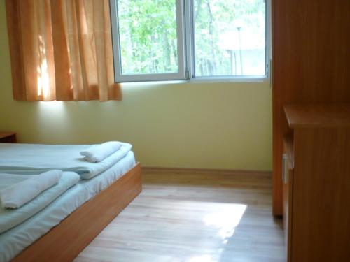 3 bedrooms, 6 beds