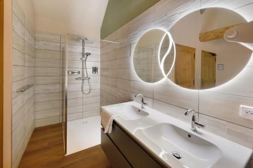 Bathroom, Chambre Chasserie 9-Grange Arthuis in Lavau (Burgundy)