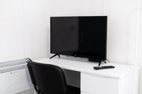 Private En-Suite - Fridge - Microwave - Work Stay 4