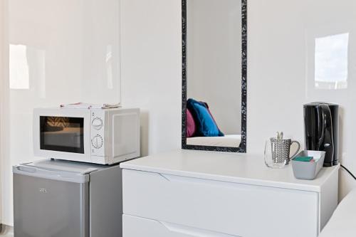 Private En-Suite - Fridge - Microwave - Work Stay 5