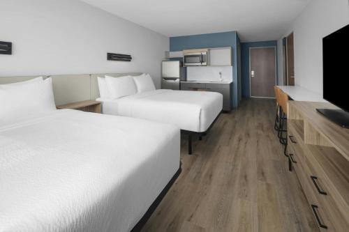 2 queen beds