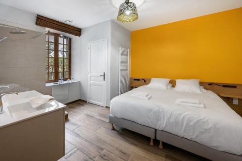 Chambre les Douves 1-Grange Arthuis in Lavau (Burgundy)
