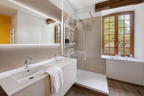 Bathroom, Chambre les Douves 1-Grange Arthuis in Lavau (Burgundy)