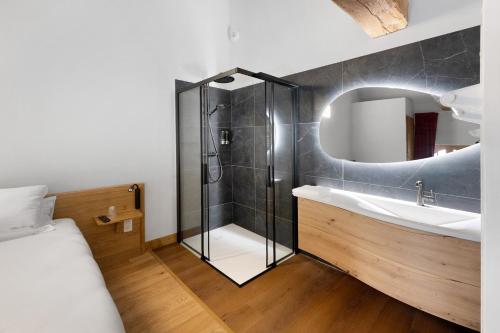 Bathroom, Chambre Chasserie 8-Grange Arthuis in Lavau (Burgundy)