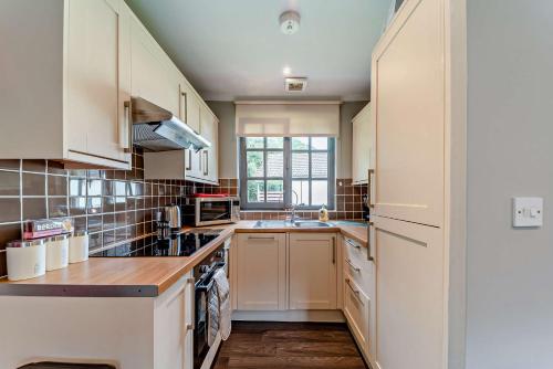 Kitchen, Host and Stay - Lodge 8 in New Dailly