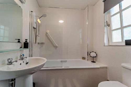 Bathroom, Host and Stay - Lodge 8 in New Dailly