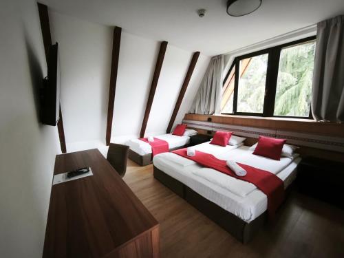 1 queen bed, 1 twin bed