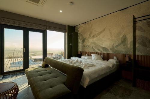 1 queen bed, 1 sofa bed