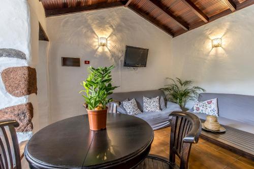 Home2Book Rural Escape in Anaga & Pool 4