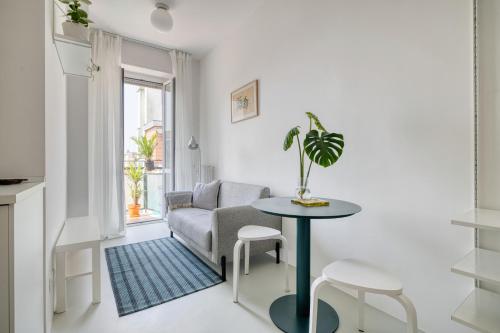 Hostmate- Milano-Minimal Nest