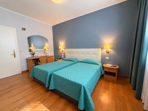 2 twin beds