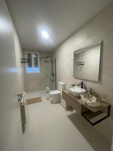 Bathroom, El Refugio del Guarda in Fuente de las Monjas