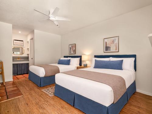 2 double beds