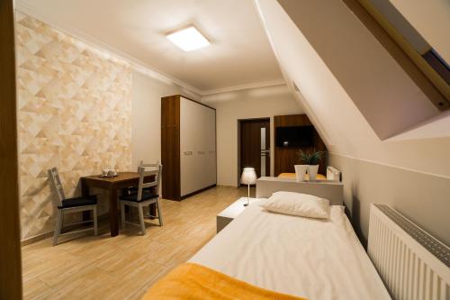 3 twin beds