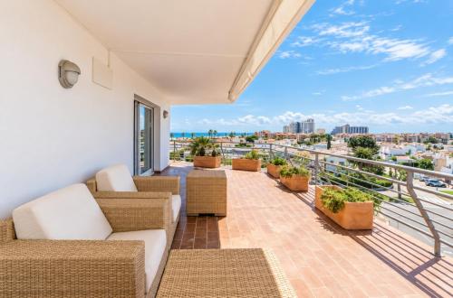 Gran terraza y vistas al mar junto a la playa