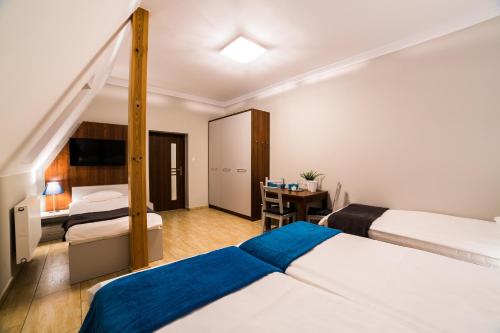 4 twin beds