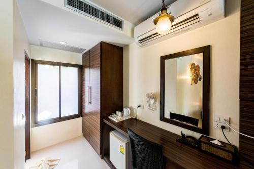 room detail thumbnail 2