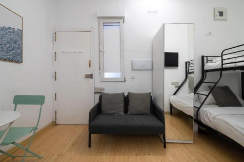 Loft Céntrico junto al Metro a 12 min de Plaza España con AC, WiFi y Lavadora