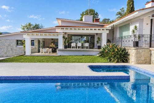 Luxury 5-Suite Mansion with Heated Pool