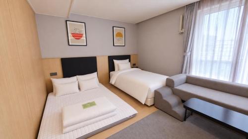 1 twin bed, 1 futon bed