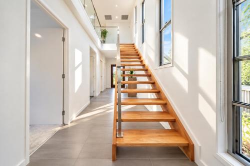 Bejárat, Large 5-Bedroom Family Retreat in Helensvale with Pool in Hope Sziget