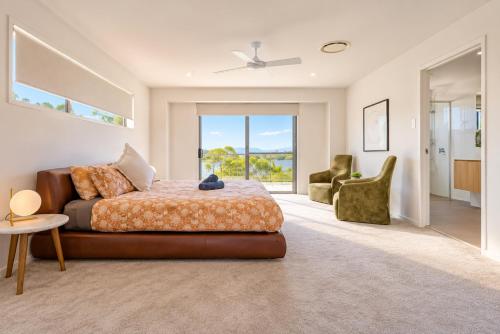 Large 5-Bedroom Family Retreat in Helensvale with Pool in Hope Sziget