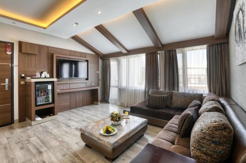 Shared lounge/TV area, Elit Asya Hotel in Balikesir
