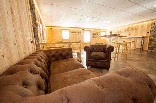 6 twin beds