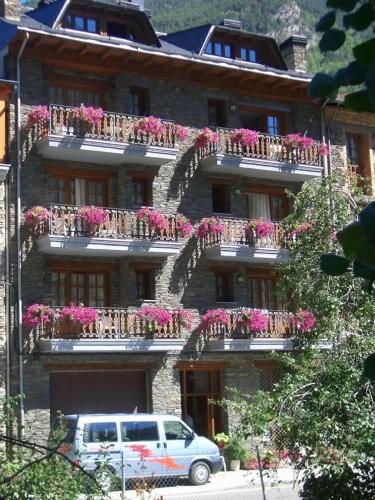 Apartaments Montaña - image 2