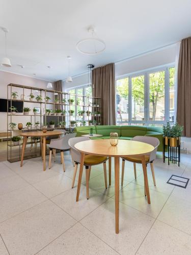 Shared lounge/TV area, Limehome Berlin Luise Henriette Str - Digital Access in Tempelhof