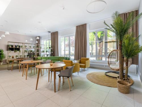 Shared lounge/TV area, Limehome Berlin Luise Henriette Str - Digital Access in Tempelhof