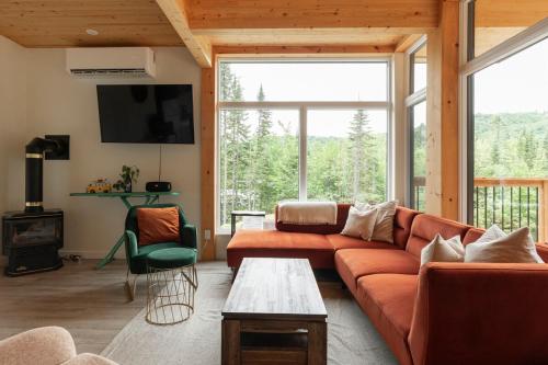 Luxe Mountain Escape - Hot Tub - Fireplace - Cozy in Saint Adolphe D'Howard (QC)
