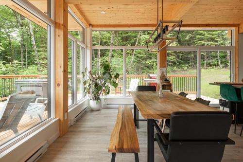 Luxe Mountain Escape - Hot Tub - Fireplace - Cozy in Saint Adolphe D'Howard (QC)