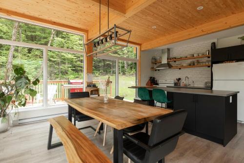 Luxe Mountain Escape - Hot Tub - Fireplace - Cozy in Saint Adolphe D'Howard (QC)