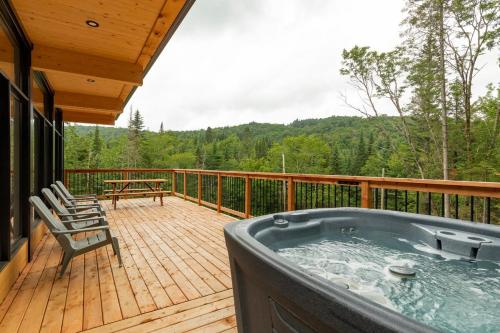 Luxe Mountain Escape - Hot Tub - Fireplace - Cozy in Saint Adolphe D'Howard (QC)
