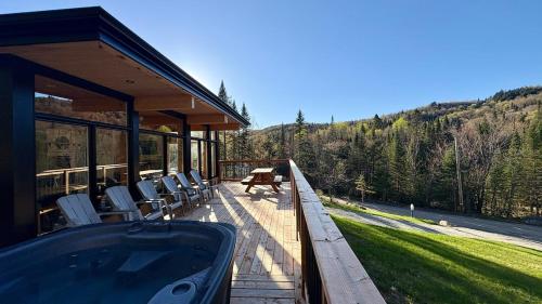 Luxe Mountain Escape - Hot Tub - Fireplace - Cozy in Saint Adolphe D'Howard (QC)
