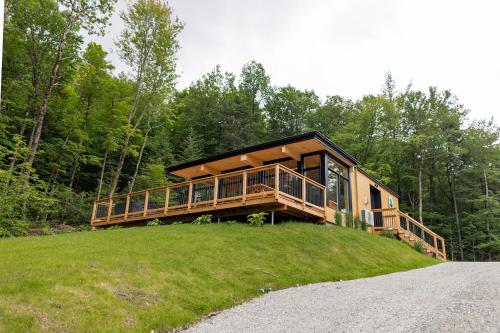 Luxe Mountain Escape - Hot Tub - Fireplace - Cozy in Saint Adolphe D'Howard (QC)