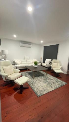 Donvale House 15KM to CBD 3 Bed rooms in Mitcham