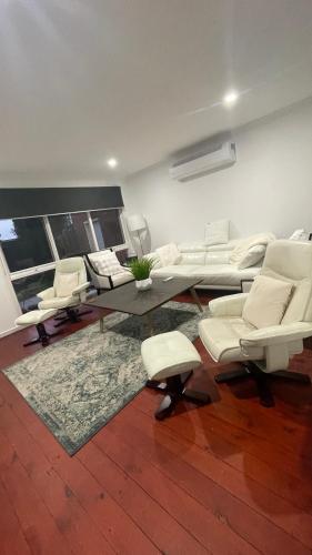 Donvale House 15KM to CBD 3 Bed rooms in Mitcham