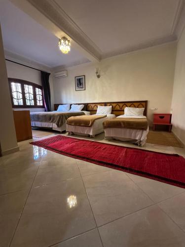 1 queen bed, 3 twin beds