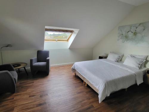 1 double bed, 1 twin bed
