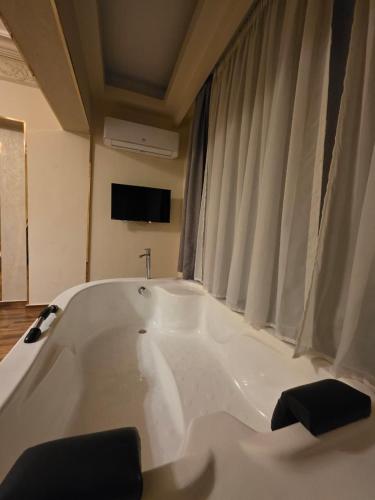 Suite, junior, pool view